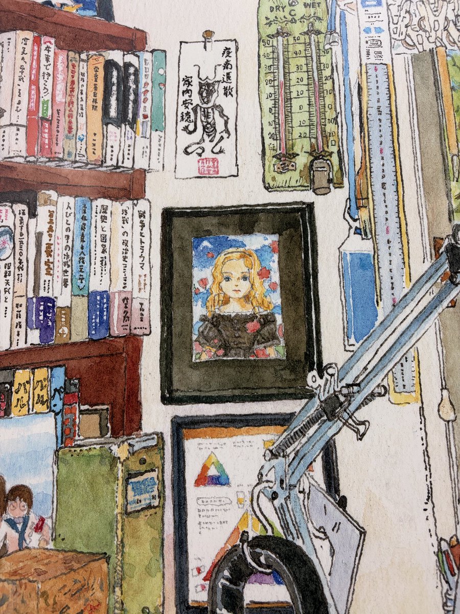 mikamaru_omd's tweet photo. あとこれは語らねば！
「モリナガ・ヨウのおしごと展」キービジュアル
チラシやポスターに使用されたこの絵はなんと、今回の企画展のための書き下ろし！
（実際のアトリエそのままだそうです）
左側の壁には、内田善美さんの「星の時計のLiddell」の表紙絵が！ https://t.co/BPyXOYHTiq