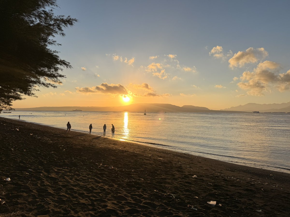 mintchanyoung's tweet photo. @dndelionss kalo ke banyuwangi nginepnya di votel manyar aj dia ada cafe pinggir pantainya jd pagi bisa melipir jalan kaki liat sunrise 🥺 https://t.co/kgdgS4YRgL