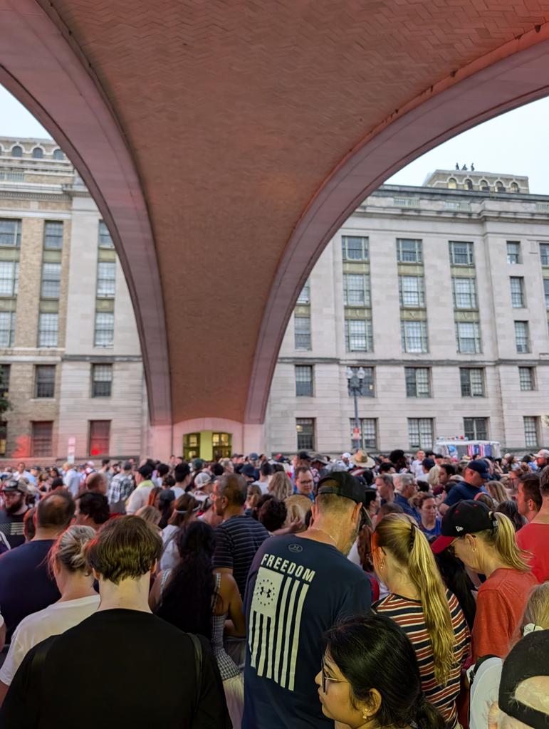 topher_ru's tweet photo. #BREAKING: Crowds cover for shelter from severe weather. Chaotic scenes coming out of the National Mall. https://t.co/uG0ocNGpQX