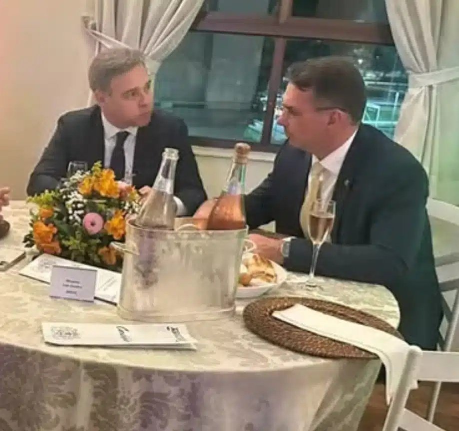 Gustavramski_'s tweet photo. Flávio pedir ao STF q a investigação sobre desvios d emendas parlamentares pro filme não seja feita pelo Flávio Dino mas pelo André Mendonça, expõe dois fatos:
q houve roubalheira d dinheiro público, sim e q o terrivelmente evangélico é suspeito 🧐 https://t.co/BFXKedK26s