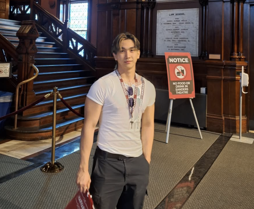 insidefolkative's tweet photo. Profil Ayden Victory Haoken, mahasiswa peraih beasiswa penuh Harvard yang kini jadi peserta Clash of Champions Season 3: 

- Ayden Victory Haoken, alumni Sinarmas World Academy (SWA) angkatan 2025, diterima di delapan universitas ternama dunia, termasuk Harvard University, Stanford University, University of Pennsylvania (Wharton), UC Berkeley, UCLA, UC San Diego, University of Washington, dan Purdue University.

- Beberapa di antaranya disertai beasiswa bergengsi, seperti beasiswa penuh dari Harvard, beasiswa prestasi dari Stanford, serta Regents' & Chancellor's Scholarship dari UC Berkeley.

- Ayden kemudian memilih melanjutkan studi di Harvard University sebagai mahasiswa Applied Mathematics and Economics angkatan 2025.

- Di bidang sosial, Ayden membangun sebuah startup pendidikan dan teknologi yang menyelenggarakan lokakarya robotika dan energi terbarukan bagi anak muda, sekaligus menyalurkan perlengkapan pendidikan berbasis STEM ke sekolah-sekolah di wilayah terdampak bencana.

- Prestasinya di bidang sains dan teknologi mencakup juara pertama World Robot Olympiad (WRO) di Kanada, juara ketiga WRO di Jerman, Cambridge Learner Award for Climate Action, serta penghargaan Best STEM Research Paper dari University of Tokyo.

- Ayden juga dinobatkan sebagai RISE Global Winner 2024 berkat kontribusinya dalam pengembangan teknologi iklim dan pemerataan akses kesempatan, serta meraih Industrial Design Award pada First Robotics Competition (FRC).

- Berkat berbagai pencapaian tersebut, Ayden masuk dalam daftar 100 inovator muda dunia di bawah usia 18 tahun yang dinilai menciptakan teknologi untuk mengatasi ketimpangan dan memperluas akses kesempatan.

- Lahir di Medan pada 31 Agustus, Ayden menempuh pendidikan di Sinarmas World Academy sebelum melanjutkan ke Harvard. Dalam profil Clash of Champions (COC) Season 3 Batch 6, ia juga tercatat memiliki IPK 3,50 dari skala 4,00.