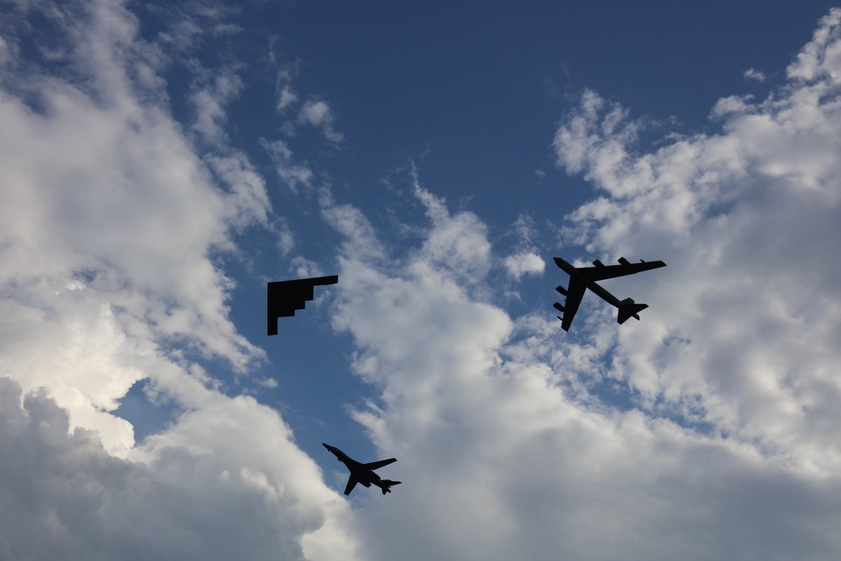 APOLLO_E's tweet photo. シルエットなTri-Bomber Formation。 https://t.co/6asQ4FD75E