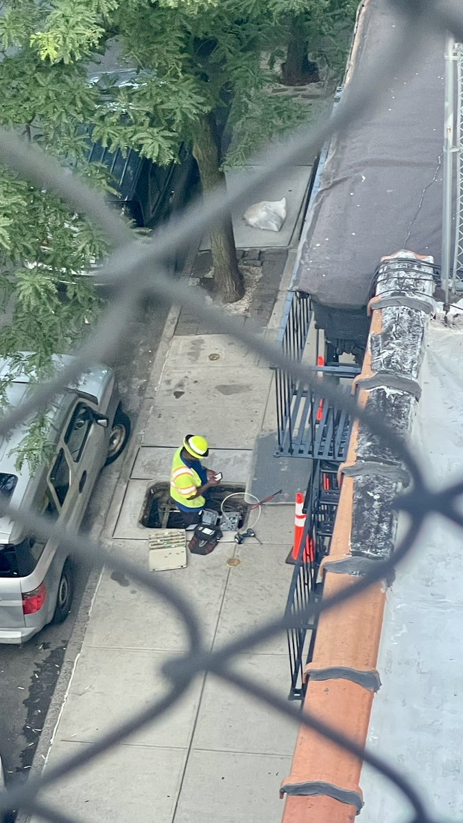 aicondom0's tweet photo. Everyone is partying for the 4th, but these heroes are underground in the brutal heat keeping us safe and cool. Massive respect to the workers sacrificing their holiday for us. Thank you! 🙌🇺🇸 #4thOfJuly  #EssentialWorkers #ThankYou #NY https://t.co/Ln1I8QbTWs