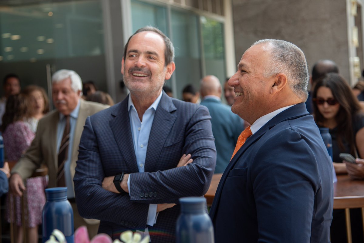 RBarbosaLaboral's tweet photo. Asistí a la inauguración del Centro Hospitalario Santa Helena🏥

La apertura de este espacio es un reflejo de que Jalisco sigue siendo un estado fuerte para la inversión, impulsando la creación de más y mejores empleos para el sector médico.

¡Mucho éxito en este gran comienzo!💼 https://t.co/vBteULsMJN