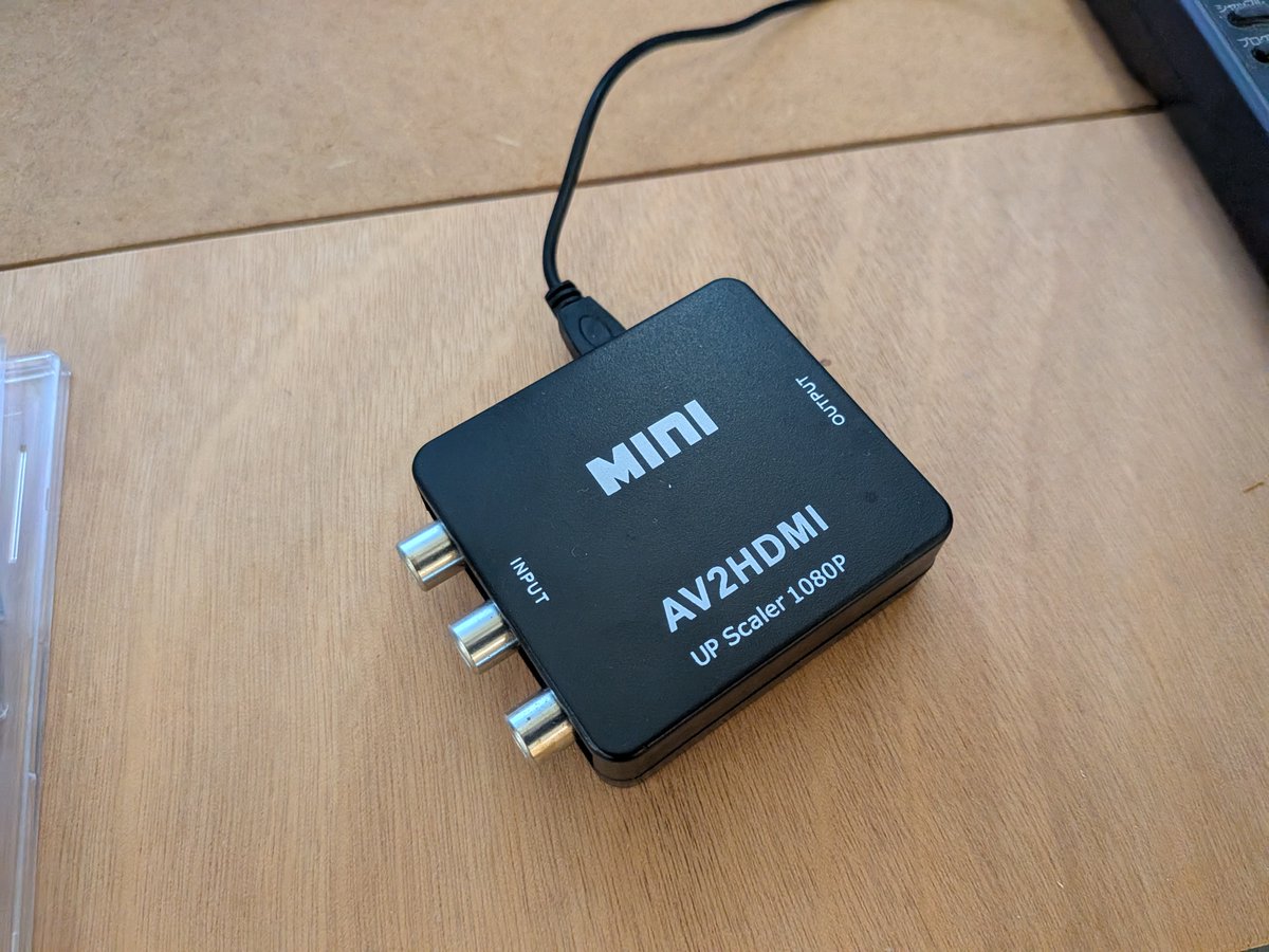 nazoda's tweet photo. 新しいTV　チューナーレスGoogleテレビ　RCA接続のLD他古い機器４台をセレクター２台かましてつないだが、ボタンを押すのが煩雑なので１台はCPRMで無理！じゃない方のDVDプレーヤーを変換でHDMIへつなぐ　デジタルデバイド中（違） https://t.co/lQFypzdZs2