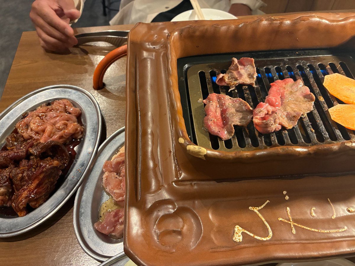 FoodMaster_JPN's tweet photo. タン、ハラミなど
飛騨焼肉ホルモンぼたん＠大垣
焼肉はもちろん美味しかったのですが店の前にいたネコに癒されました。 https://t.co/iOsBf2KLkj
