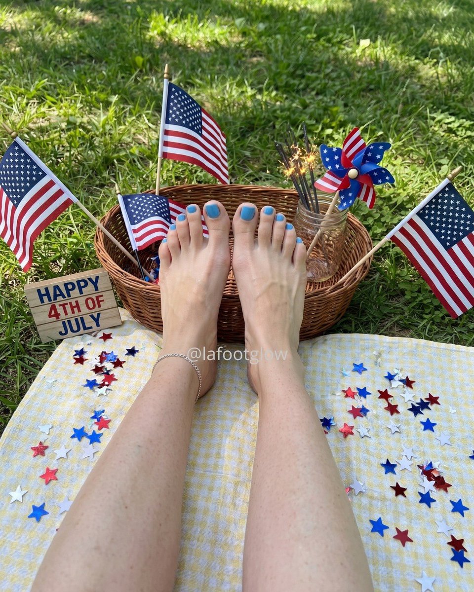 lafootglow's tweet photo. Happy 4th of July! 🇺🇸❤️🤍💙
warm sun, bare feet 👣☀️
#FootFetish #FeetLovers #Feetpics #SoleFetish #FootModel https://t.co/00PYSW2mfG