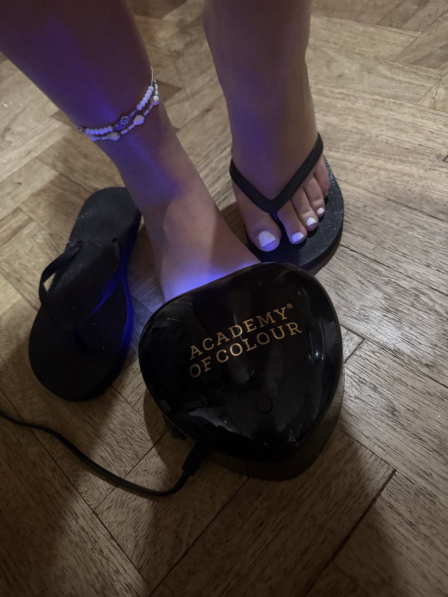 CheekyChard06's tweet photo. Fresh new pedi, for my fresh new followers 😝💅.

#feetfetısh #feetworshi̇p #footfetısh #pedi #pedicure #footlovers #footmodel #UK https://t.co/i40bGevML1