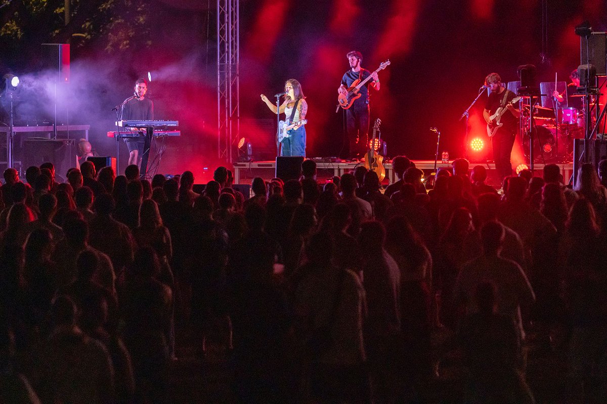 jordi_ballart's tweet photo. 🎶 Nit de música a l’Escenari Vela de #FMTerrassa!
Hem gaudit del concert de la Suu, hem saludat la Meri Prata i l’Okdw després de les seves actuacions, i també hem compartit una estona de conversa amb la Sara Roy i el Miki Núñez.
Una gran nit! ❤️ https://t.co/4TDpenofGr