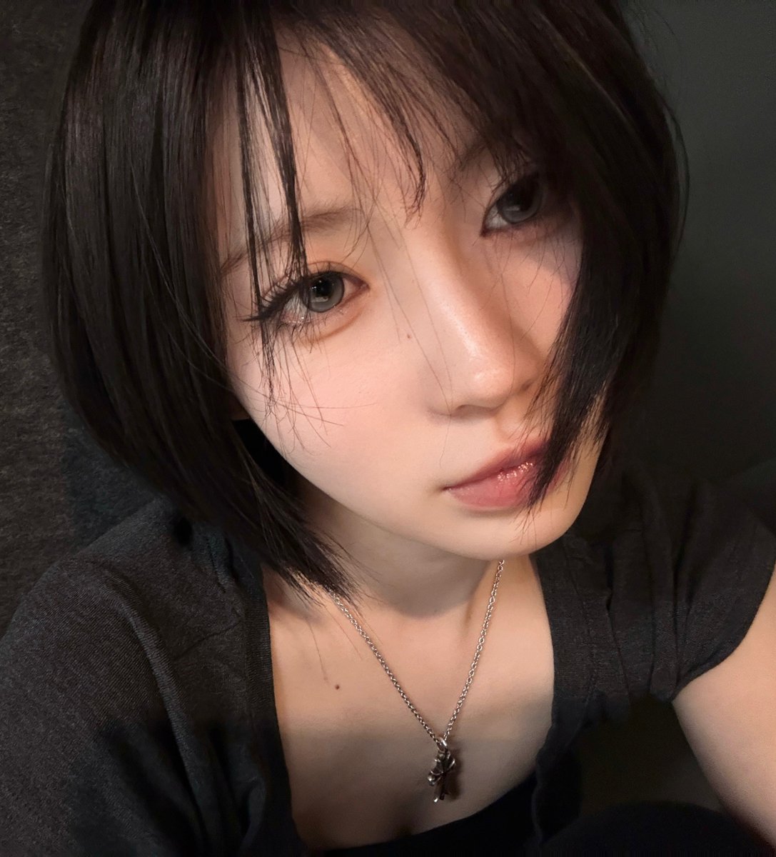 namisa_jhn's tweet photo. With Bangs                                              Without Bangs https://t.co/DHwmhLhG2C