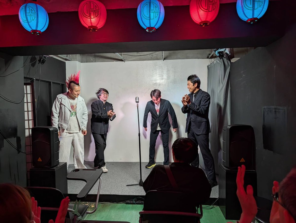 theater_oyama's tweet photo. 今朝も7:00〜「漫談王への道」9名の方にご来場頂きありがとうございました☀️

来場者が来るたび拍手が起きるライブです👏
笑

そして4日目にして遂に❗️
出演者が現れましたッ‼️

・山田切磋タクマ
・シャーピン
の2名が参戦‼︎

7月中、毎日やってますので朝から漫談やりたい方いましたらご連絡お待ちしてます♪

さて

さすがに明日の月曜日はどうなるか。果たして観に来てもらえるのか？

(※セルフドリンクにりんごジュースが増えました)

#漫談王 #朝漫談 #板橋シアター咲 #朝活
