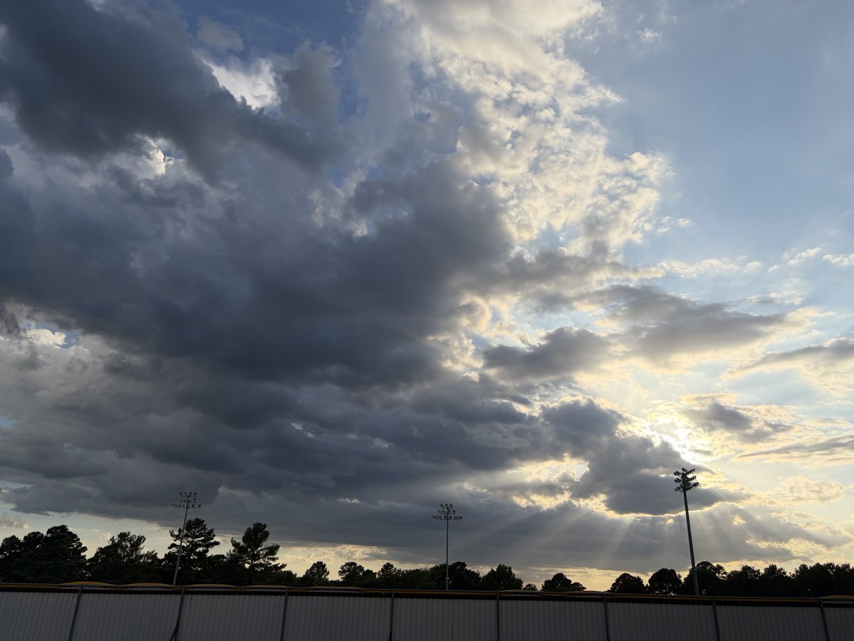 aggiedirtdoc's tweet photo. It’s getting close to being fireworks 30. That’s what you call dark 30 on #IndependenceDay. 🇺🇸🎆 https://t.co/tGAa0ftwn1