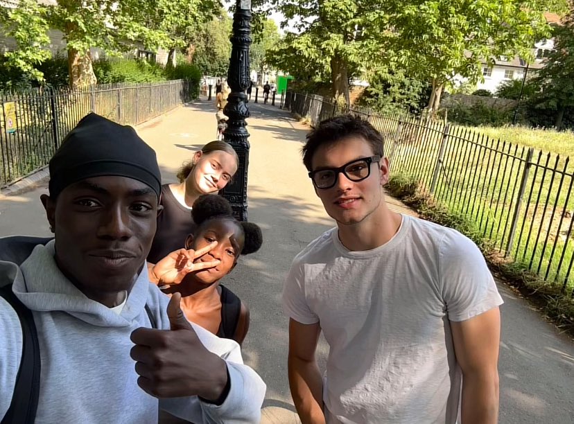 updatepartridge's tweet photo. Louis Partridge com fãs recentemente.

— Via elliottekh https://t.co/F7F2glKP3M