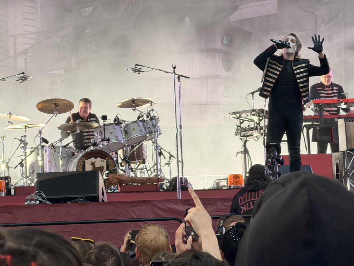 tonymcguire's tweet photo. MCR putting on a show for the ages in Glasgow. Long live the Black Parade! 
🔥🔥🔥
It had a piper, executions and Ambulance - all the ingredients of a braw night out
#spicebag #BlackParadeXX https://t.co/J7Bb5NzL70