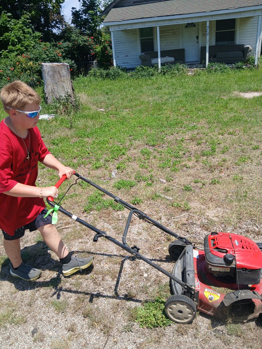 iamrodneysmith's tweet photo. Even though it’s a holiday  Braden of Arkansas City, Kansas who is taking part in our 50 yard challenge  wanted to make sure he gets a few lawns in. He’s so close to finishing now and on the final few lawns. https://t.co/h80cqqyEzt