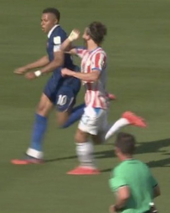 Enzo57_'s tweet photo. @Lume5707 @J2G221 @ActuFoot_ Normalement un coup volontaire c'est rouge, c'est caractérisé dans les lois du jeu par : "commet un acte de brutalité", d'ailleurs c'est tout autant le cas ici https://t.co/4PgTVDvKp6