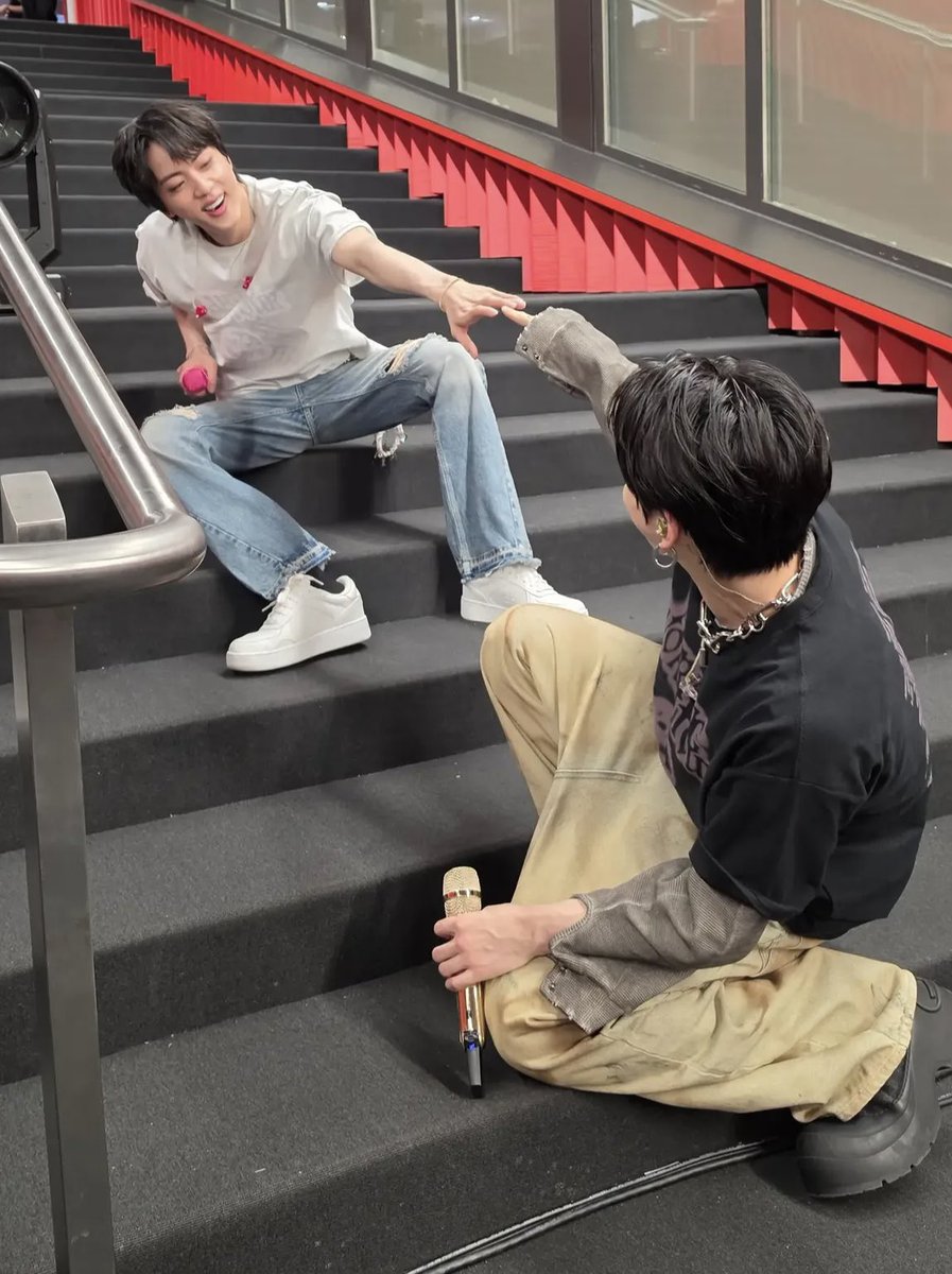 jk_hnp__'s tweet photo. 最近のジンさんの投稿ジョングク率高くないですか？非常に助かります https://t.co/dOmXbXyVKJ