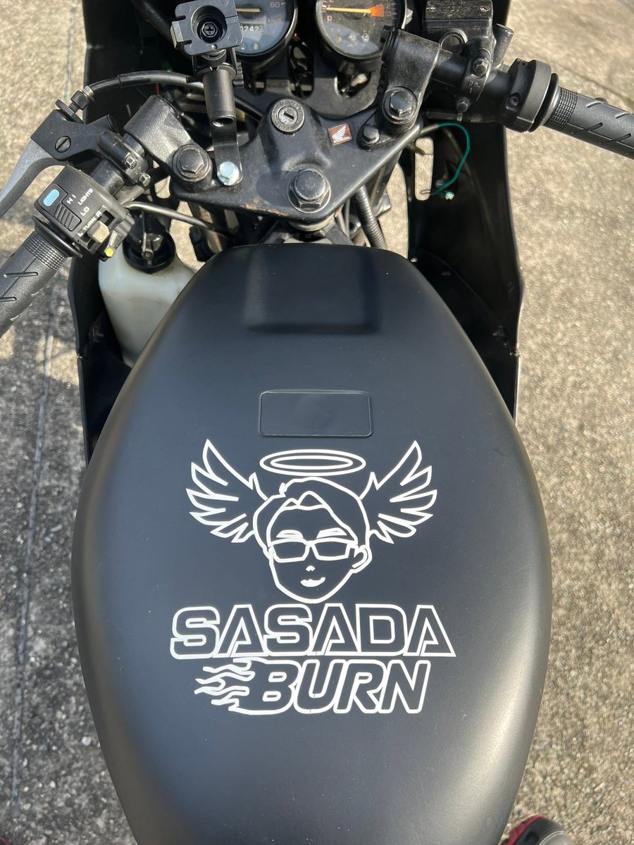 hamusukexxx's tweet photo. バイクに貼ってくださったササダバーンステッカー！
かっこよすぎ（笑）
15cm×15cm
写真お借りしておりますm(__)m https://t.co/EDXoLYNo1p