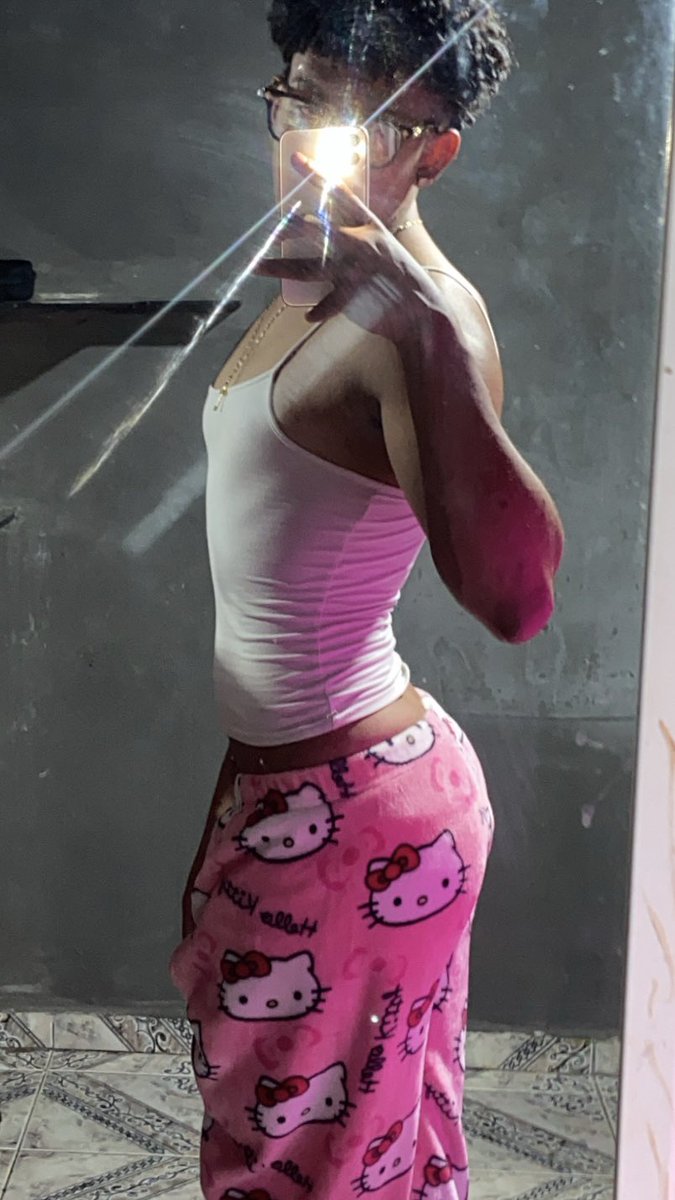 ezequiasxz's tweet photo. minha calça da hello kitty https://t.co/vYmHI82x35