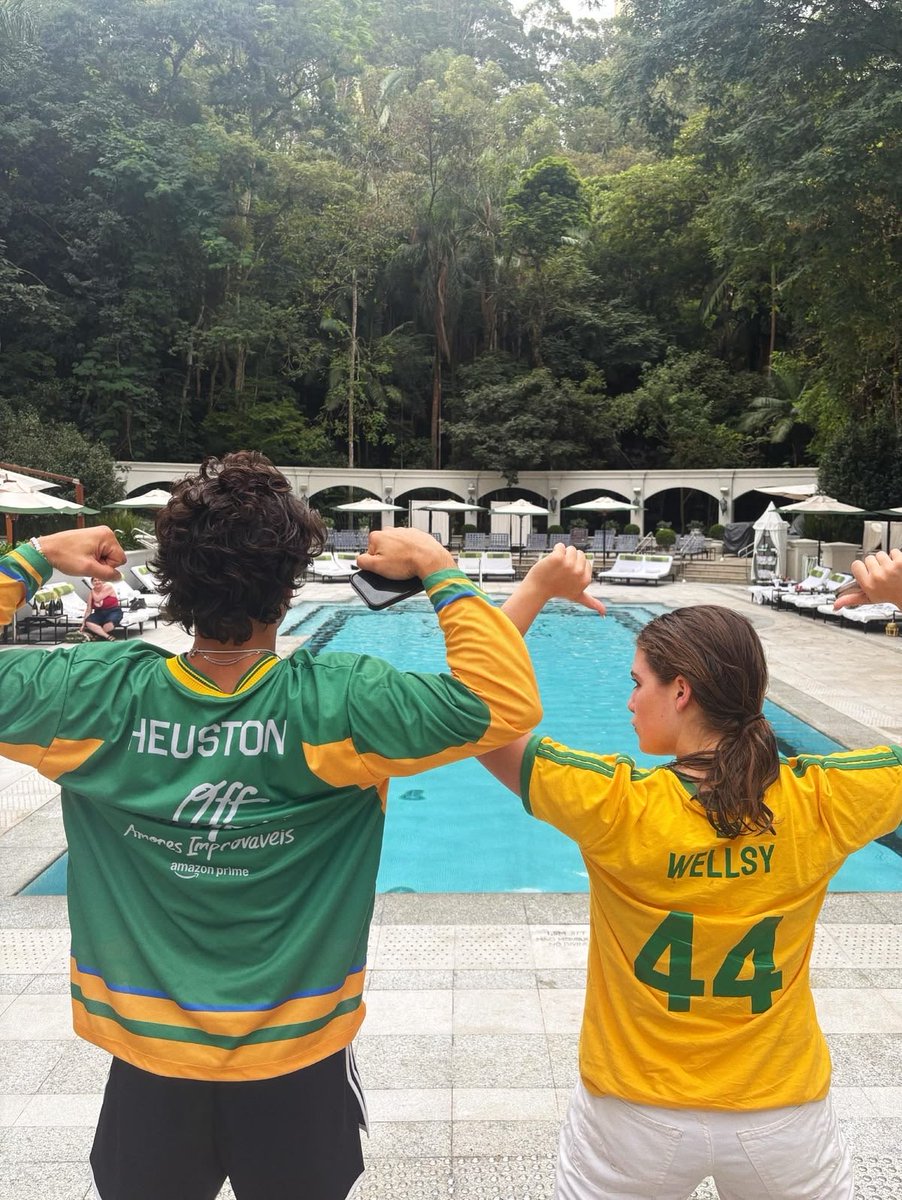 axtridmont's tweet photo. eles no brasil AAAAAAARRRGGG 💛 https://t.co/ijg2cZGQDA