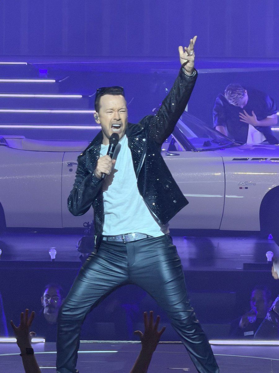 MsGreenMnM2's tweet photo. @DonnieWahlberg SSOTG Safe and sound and on the ground in Boston❣️Thank you for the Vegas memories, it meant so much. @JennyMcCarthy You are the sweetest human. I was so glad to meet you. Love you both♥️ https://t.co/kSdLxZSwlH