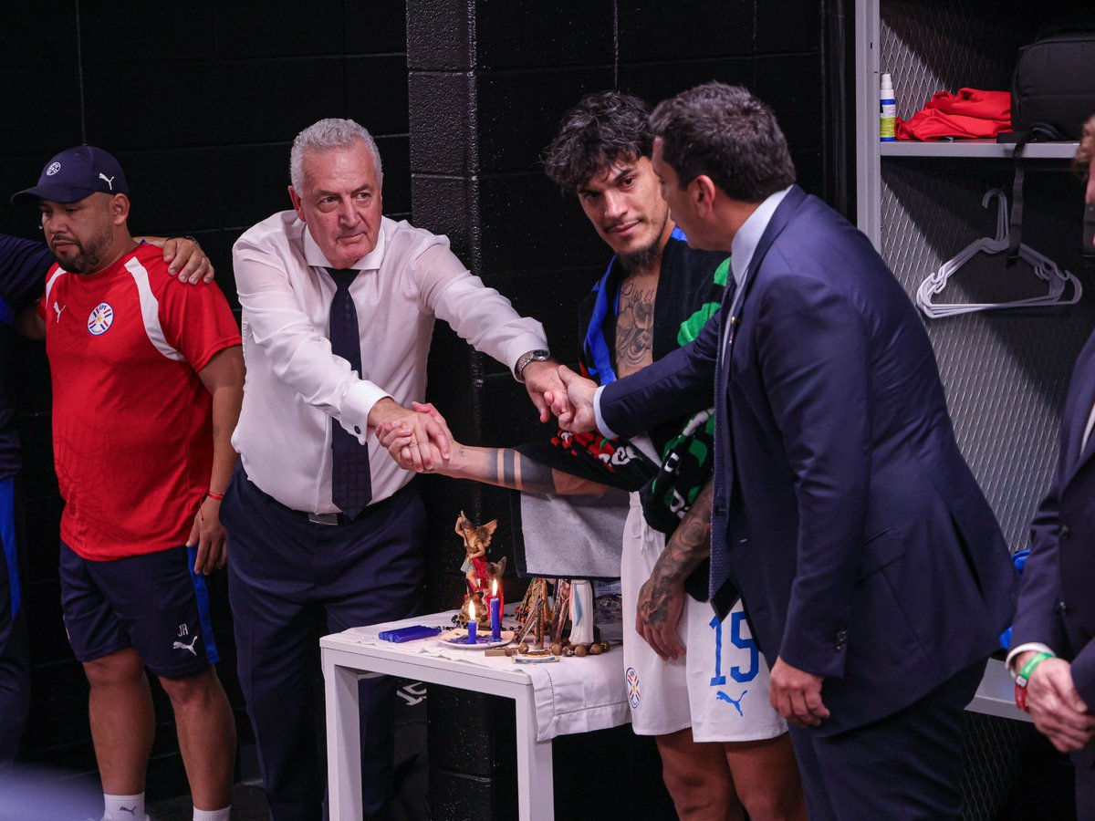 Estigarribiapy_'s tweet photo. Así se despidió el plantel albirrojo y staff de la Copa del Mundo 🥹♥️ https://t.co/qhc2FeR6uB