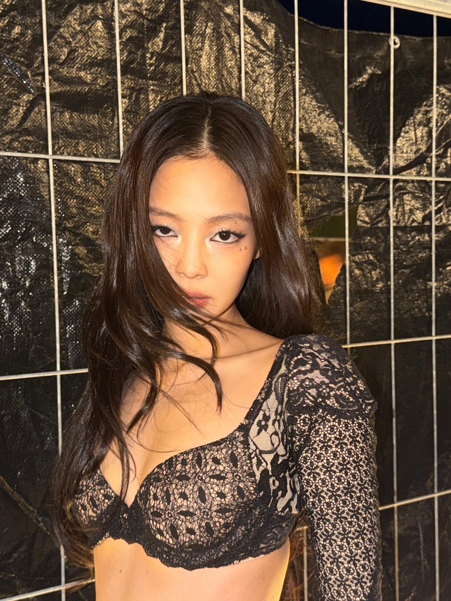 blckpinkpic's tweet photo. JENNIE IG UPDATE https://t.co/0fii76q2UK
