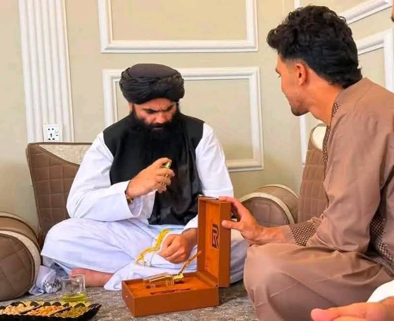 Rahmat_hamad's tweet photo. د کرکټ ملي ټیم لوبغاړي رحمان الله ګربز د کورنیو چارو له وزير خلیفه صاحب سره لیدلي او د خپلې کمپنۍ عطر یې ورته ډالۍ کړیدي. https://t.co/r1AOL5Xrup