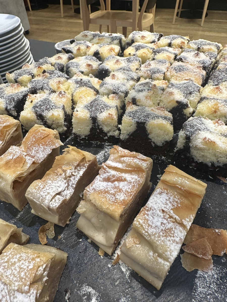 mambon's tweet photo. 🇦🇹ラウンジ飯を
堪能させて頂きました〜😋
#AustrianAirlinesLounge
#VIE
#Wien
#Vienna
#AustrianAirlines
@_austrian
#スタアラゴールド
#ラウンジ飯
#パラダイス山元の空港巡礼
#エアポート投稿おじ
#エアポート投稿おじさん https://t.co/J0G6oR90yy