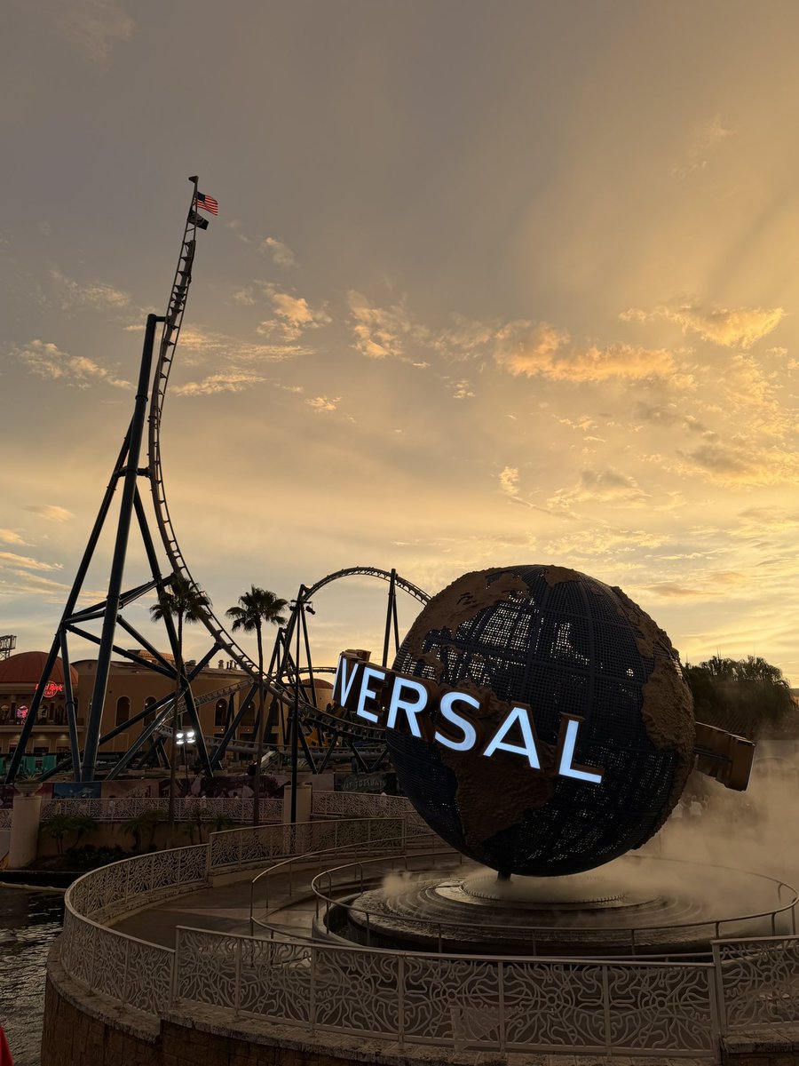 coasterstudios's tweet photo. This ride looks STUNNING at sunset https://t.co/u4V85g0cxl