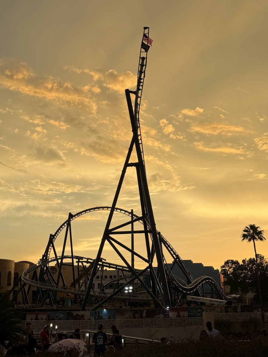 coasterstudios's tweet photo. This ride looks STUNNING at sunset https://t.co/u4V85g0cxl