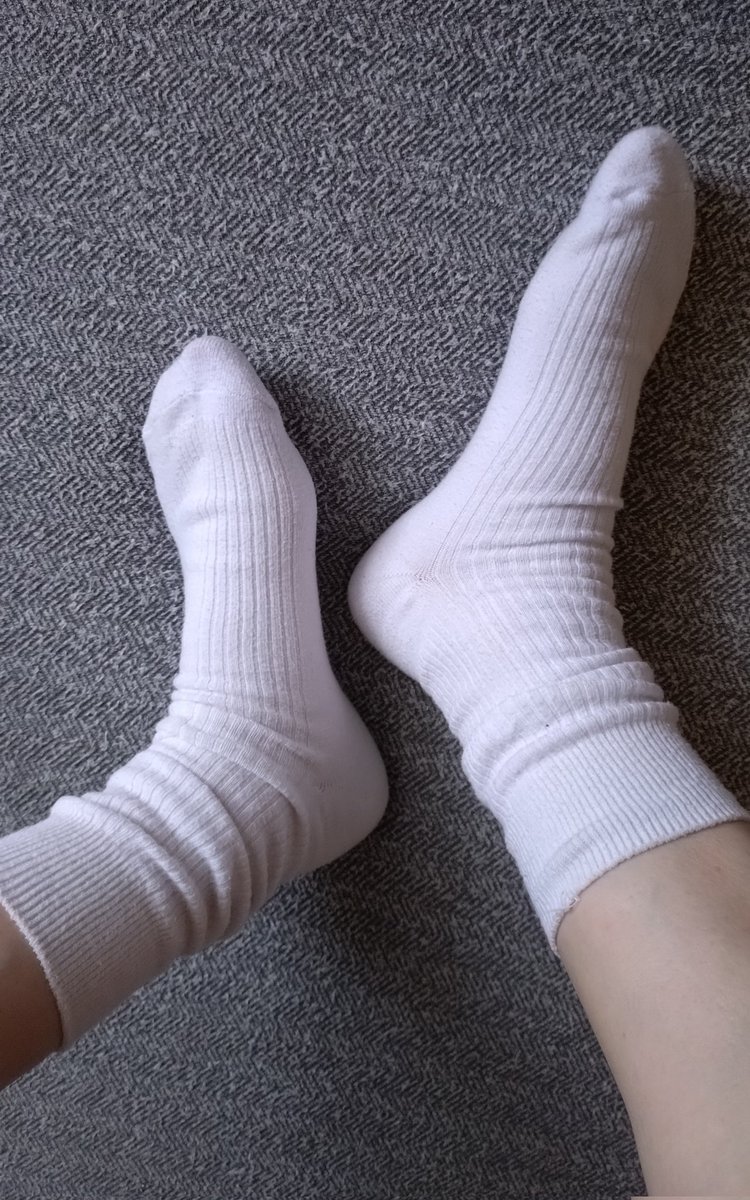 Wh_socks's tweet photo. 雨で蒸し蒸しする。苦手やわ。
ルーズな感じも、だらしなさ感で、評価する。
俺だけ？ https://t.co/gWSLgGxtDr