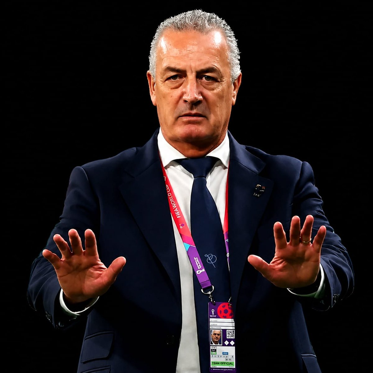 paladarnegro10's tweet photo. El bloque ultra bajo de estos criminales del fútbol conlleva una complejidad muy alta per se. No hay prácticamente mérito de un DT en esto, depende de la inspiración y del laburo colectivo del rival.

Estados Unidos expuso este mismo planteo abriendo mas rápido el marcador, interrumpiendo que crezcan desde lo psicológico a medida que corren los minutos. Paraguay terminó pasando una de las vergüenzas mas grandes de este Mundial ante una Selección menor, pero con un modelo de juego muy superior.

Lo más terrible (para esos equipos) es que no tienen plan B, cuando tienen que salir a buscar queda aún mas a la vista el poco laburo futbolístico, por eso a veces, su partido dura 15 minutos. Es sabido, por todo el universo, que crear es mucho más difícil que destruir.

Con nada en este deporte, algunas veces, alcanza para mucho. Sobre todo en las competiciones que ni necesitas ganar para avanzar...

PD: Lo que nunca se puede hacer es valorar de distintas formas a un mismo planteo.