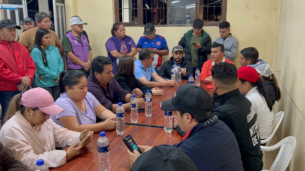 goberzamora's tweet photo. 🌩️ Ante la emergencia por el aluvión en #Guadalupe, el Intendente General de Policía, Lenin Wladimir Bravo, el Gobernador de Loja, Asambleístas y autoridades del Ejecutivo mantienen una mesa de trabajo para coordinar acciones inmediatas en: https://t.co/0fCi4DTLkU