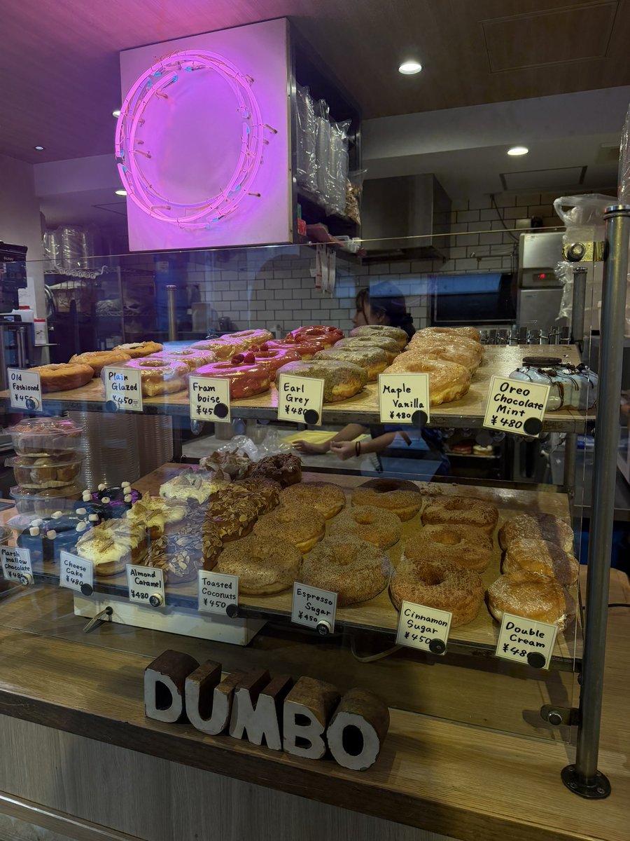 muteki_jhoshi's tweet photo. ボクシング行ったらお休みだったので
ドーナッツ🍩を食べました〜ww
こ��前から気になってたんだけど、めちゃ美味しかった〜❣️
トレーニング🏋️‍♀️して消費してきます https://t.co/jZCX7nnJB8