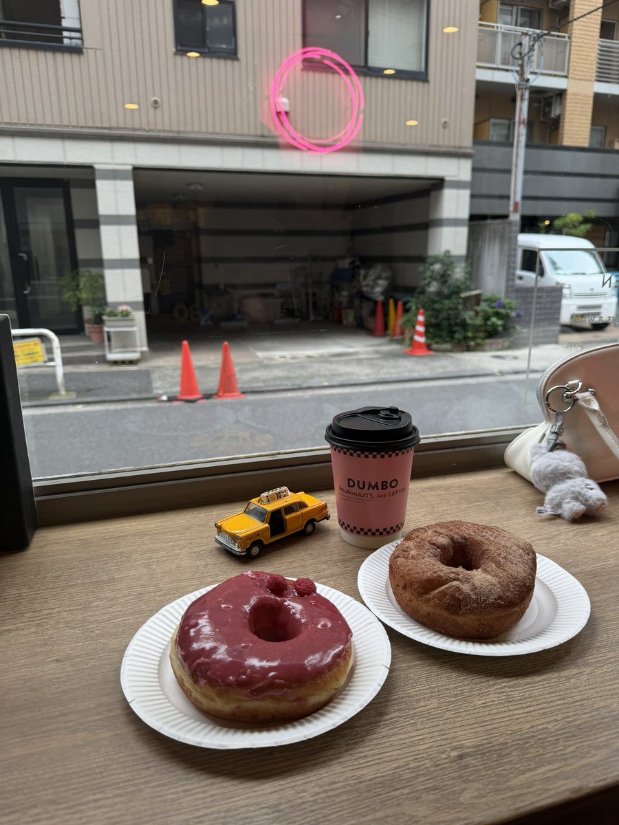 muteki_jhoshi's tweet photo. ボクシング行ったらお休みだったので
ドーナッツ🍩を食べました〜ww
こ��前から気になってたんだけど、めちゃ美味しかった〜❣️
トレーニング🏋️‍♀️して消費してきます https://t.co/jZCX7nnJB8