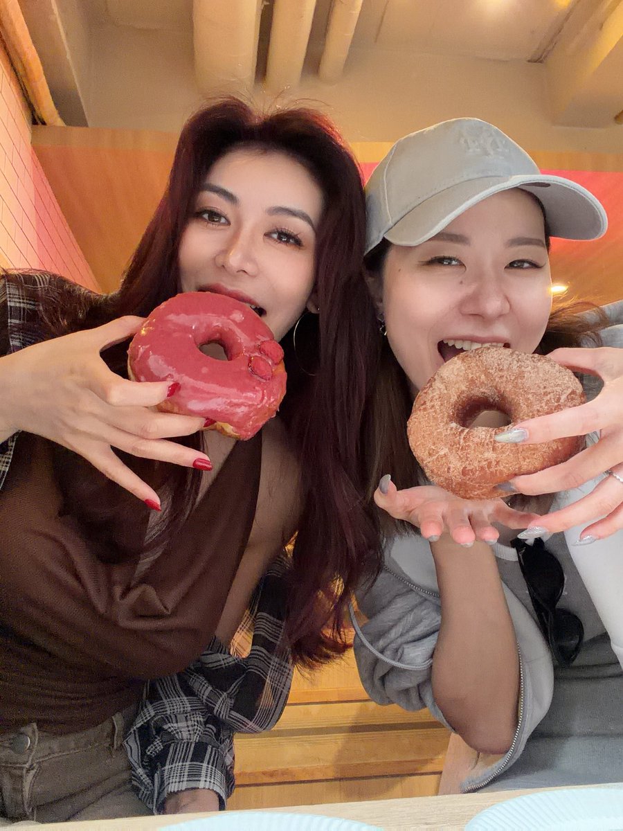muteki_jhoshi's tweet photo. ボクシング行ったらお休みだったので
ドーナッツ🍩を食べました〜ww
こ��前から気になってたんだけど、めちゃ美味しかった〜❣️
トレーニング🏋️‍♀️して消費してきます https://t.co/jZCX7nnJB8