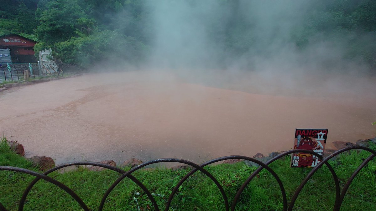 BeerRM1125's tweet photo. この大雨の中、わざわざ血の池地獄を観光しております https://t.co/ijEMuyBW2z