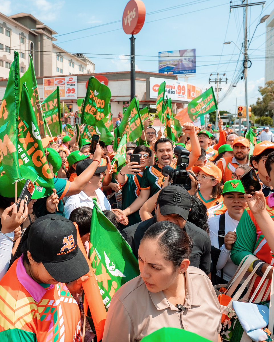 yulmarocha's tweet photo. En #León y Guanajuato creemos en México. 🧡🇲🇽

Mañana será un día histórico. Estamos listas y listos para apoyar al equipo que nos une. 🧡

Un gusto recibir a nuestro coordinador @AlvarezMaynez para vivir esta gran fiesta. https://t.co/97WPWuhC0P