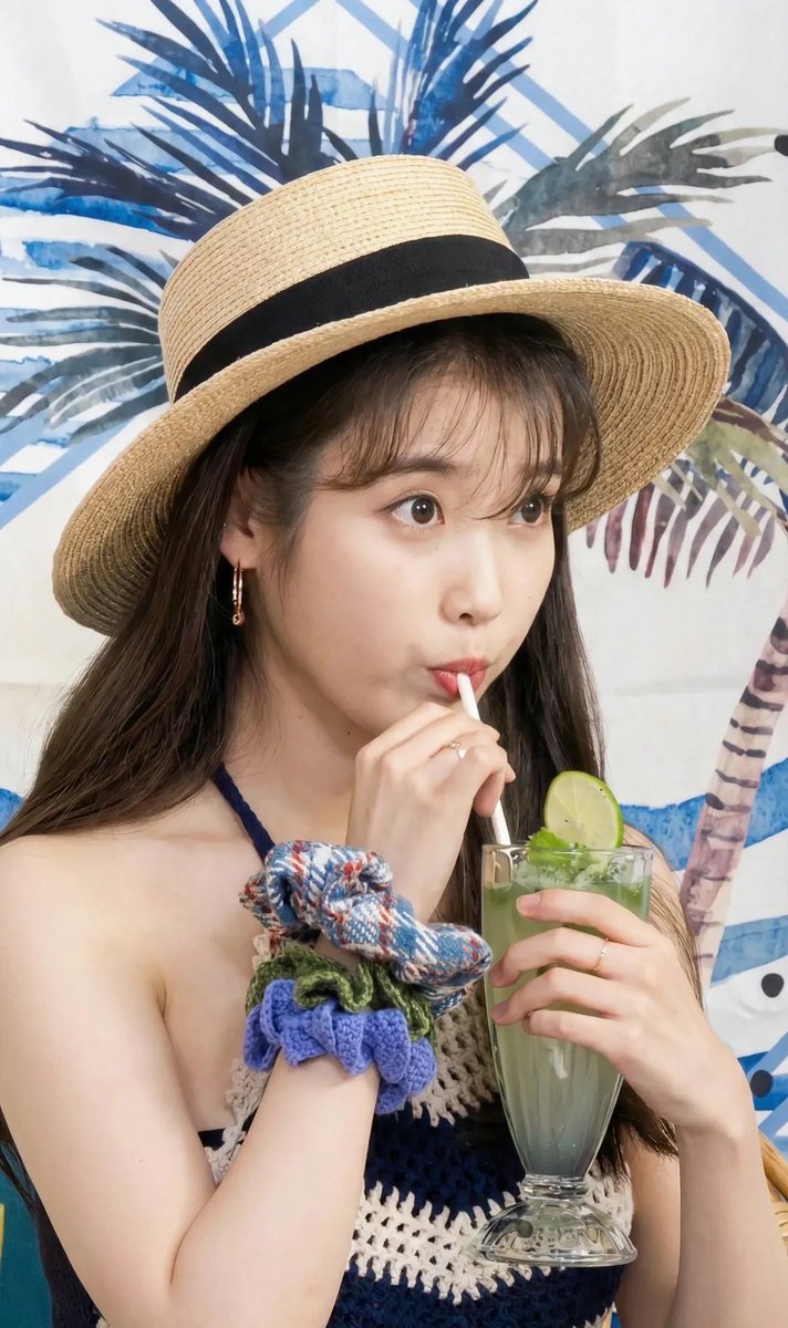 onlyiulove's tweet photo. 무너지지 말고 버텨줘 언제나 아이유애나𑁤 https://t.co/EPQUFnSXda