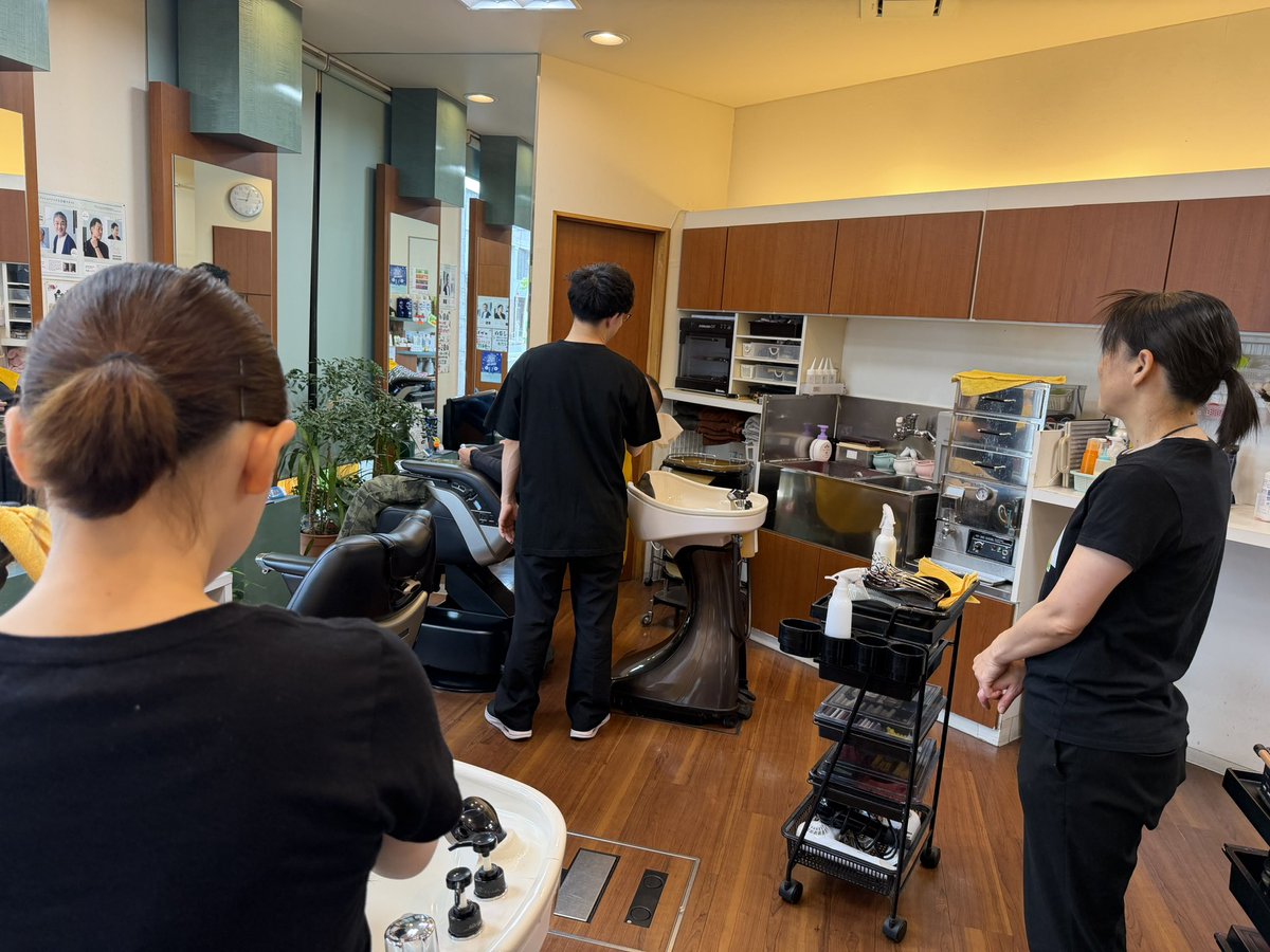 cuthousetwin's tweet photo. おはようございます。カットハウスツインは開店しました。本日は午後7時30分までの営業です。午後2時以降は予約が出来ますのでご来店ご希望のお客様はお電話ででご予約をお願いします。本日もよろしくお願いします。
予約電話番号　0726843536 https://t.co/l02EGP2LQL