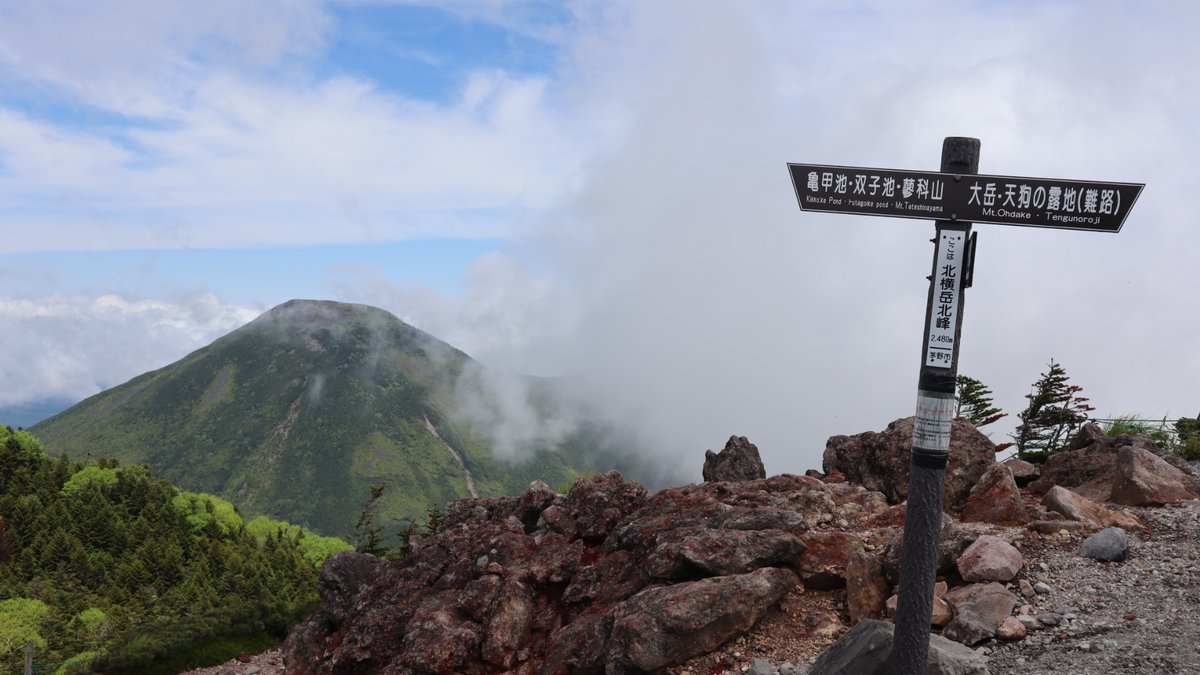 tekarii's tweet photo. 北八ヶ岳を坪庭から北横岳、三ツ岳、雨池山、縞枯山荘と登ってきました。三ツ岳は岩稜帯の鎖場あり滑落注意でした😅 https://t.co/DbFurhRlou