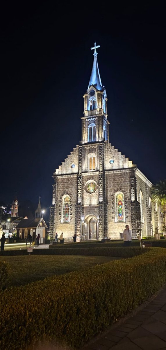 AnaLusaD1's tweet photo. I went to the most beautiful park ever with lights, it was so pretty I'm still in awe 🤩 (imagine Lockwood and Lucy going on a date there)
The fourth picture is a famous church we saw in the city+
#SaveLockwoodandCo
#JustRecklessEnough https://t.co/6uF8y1OI0Q