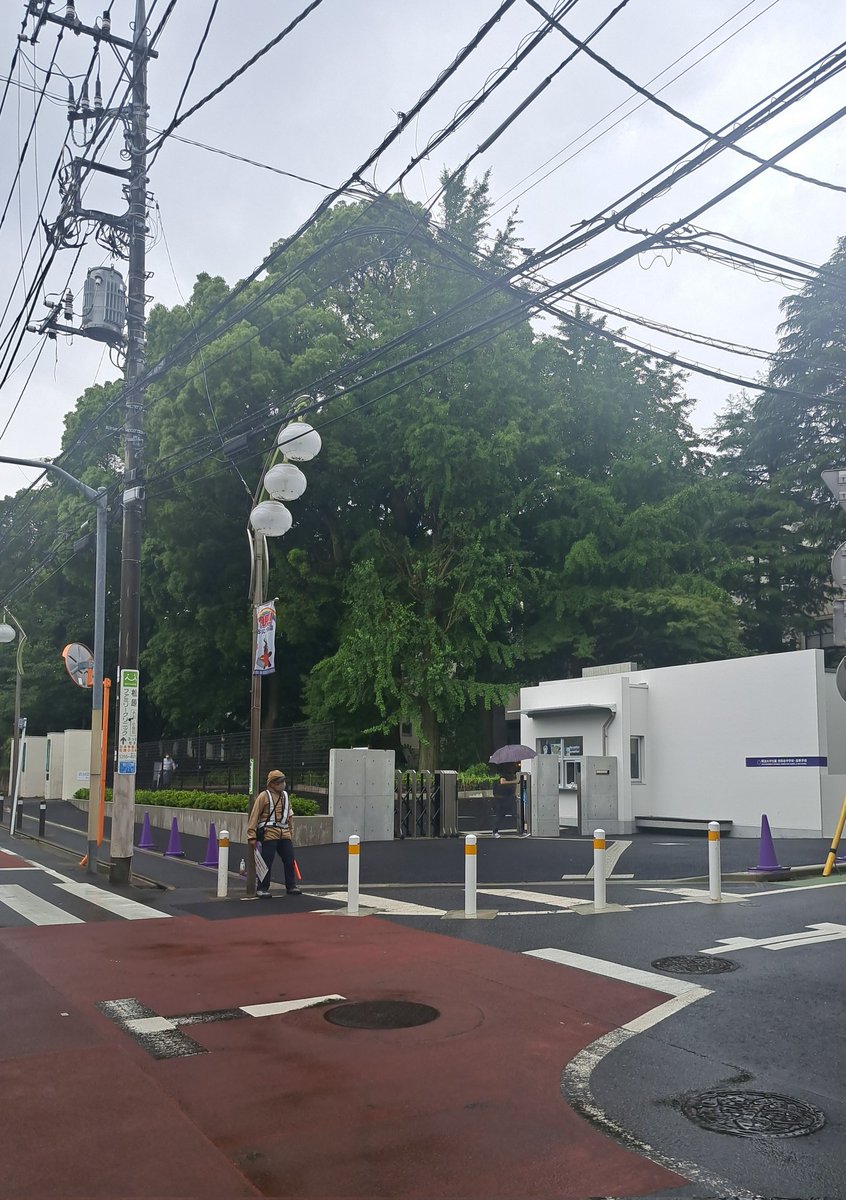 mutuharutomo's tweet photo. とある用事のついでに我が母校へ！
卒業後数年で中学校も併設されたんだよね！
当時は4枚目の左側に小さな町中華屋さんがあって、かなり年輩ご夫婦の方が営まわれてたんだけど、おばあちゃんが毎日左右違う靴下だったのが何故なのか⁉️が入学して最初に疑問に思う日校健児あるある😅
 #日本学園高等学校 https://t.co/yAN1EBheuQ