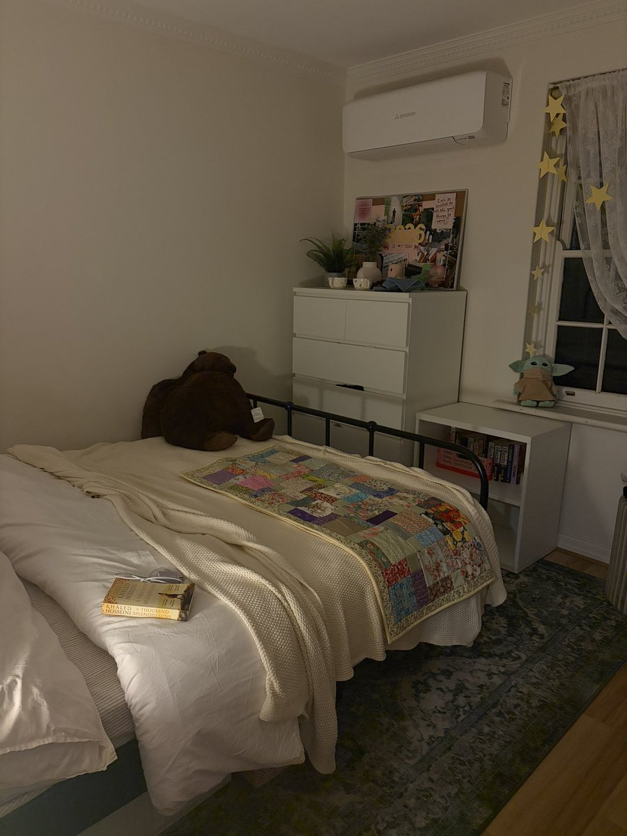 agentofshield's tweet photo. bedroom of a 25 year old woman 🎀✨ https://t.co/ajKVFUjhEP