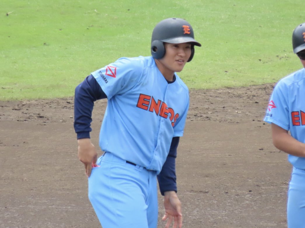 RT_DHJYGD's tweet photo. 侍ジャパン大学日本代表直前合宿🏟️ENEOSとの練習試合⚾️ENEOSの松浦くん🤩DHでないスタメンで見るのがかなり久々でうれしかった👻見事に2安打の活躍👏牽制死したことは言わないでおく🤪私は松浦くんの笑顔がかわいくて好き🥳日体大出身だし筋肉質でカッコいい🤣ユニフォーム下ダボダボ好きなのかな？🤔 https://t.co/ooPR9PR3Xd