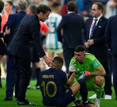 pasfobe001's tweet photo. @KMbappe @equipedefrance Lo diferente que somos los suramericanos a ustedes los pseudo franceses. 👏🏾👏🏾👏🏾👏🏾 https://t.co/1frTusCcNO
