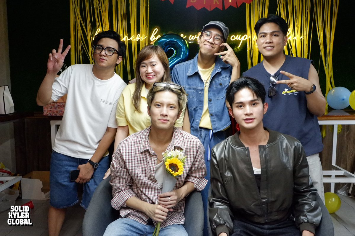 SolidH7NKyler's tweet photo. [🌟]

Celebrating Kyler wouldn’t be the same without all of you. Thank you for all the love and support ! 💙💛

HORI7ON KYLER 24K DAY 

#KYLER24kBirthday 
#HORI7ON_KYLER 
#HORI7ON #호라이즌 
@HORI7ONofficial https://t.co/XjdF3n7kdK