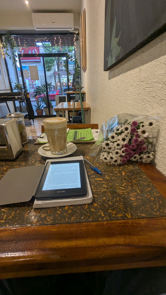 Rex1Marin's tweet photo. El placer de leer y un buen café ☕☕☕ y a divagar... https://t.co/bfyPIP7kfC