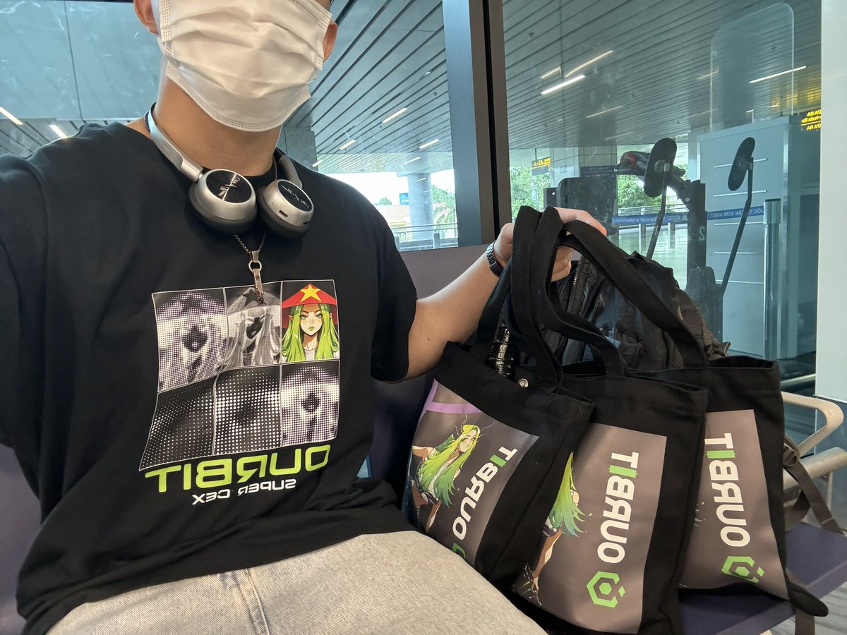 Cryptoislife99's tweet photo. Gm cuối tuần cả nhà🫡

Có hẹn với ae ở SG , cùng với ít phần quà từ @Ourbit_Vietnam gửi đến ae.

Amb gì mà toàn phát quà với quà🤣🤣🤣

Cùng @ourbit trade mọi lúc đi mọi nơi🫡🫡🫡

Vẫn backcom lên đến 70% cho các ae chuyên trade, anh hứng thú trải nghiệm sàn thì nhắn tin Thành nâng full backcom nhá🫡